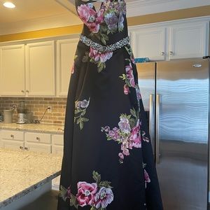 Jovani size 12 black sweetheart neckline gown (with pockets)!